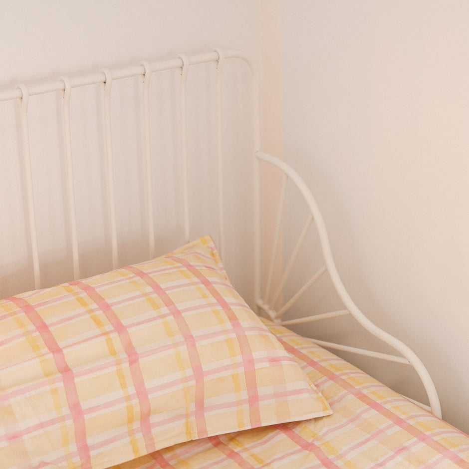 What to look for in a waterproof cot sheet.