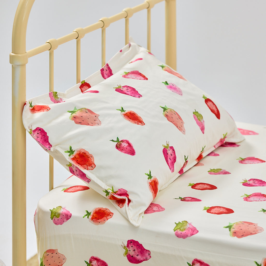 Strawberry Fields Waterproof Single Sheet